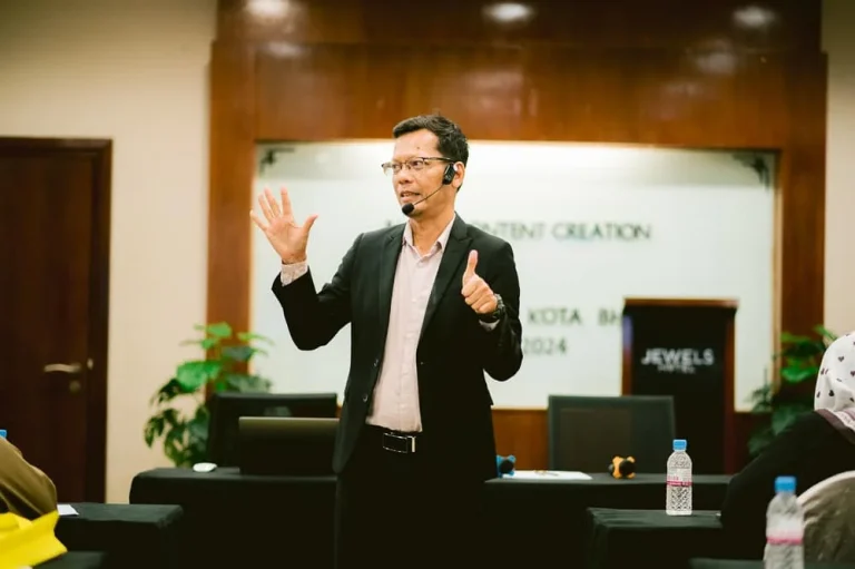 Coach Adi Zain presenting an Applied AI workshop