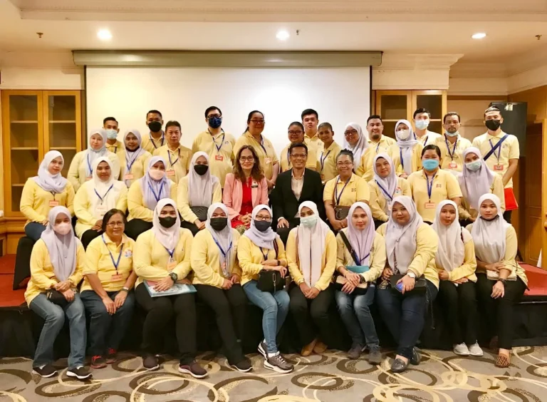 Participants and trainer at a corporate digital marketing programme