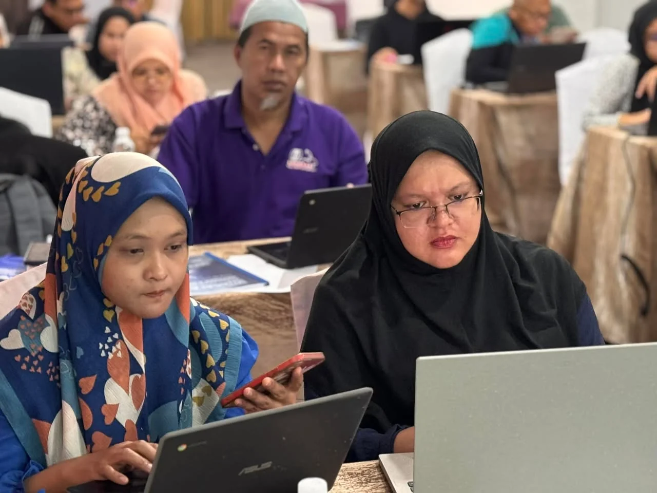 Peserta menggunakan komputer riba dalam sesi latihan Digital Marketing