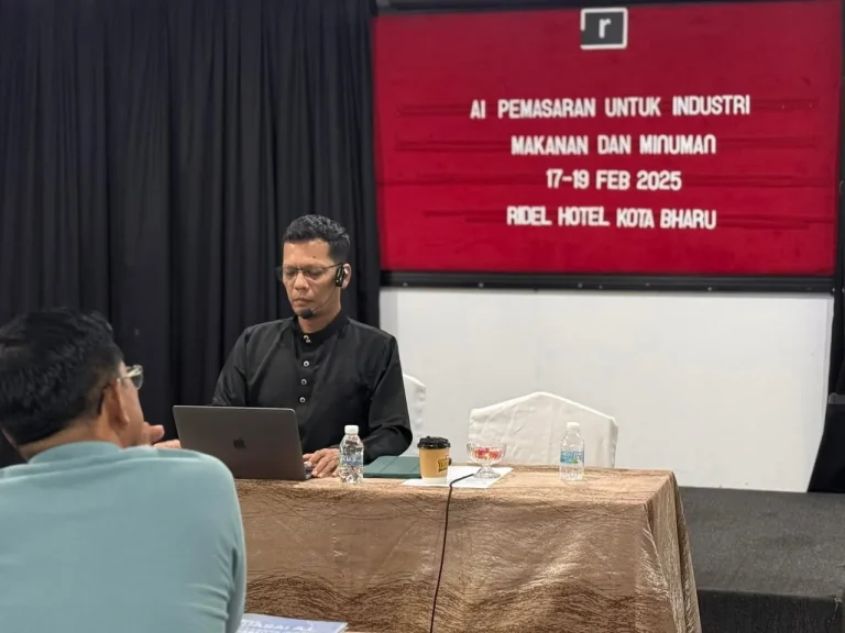 Coach Adi Zain presenting AI applications for digital marketing
