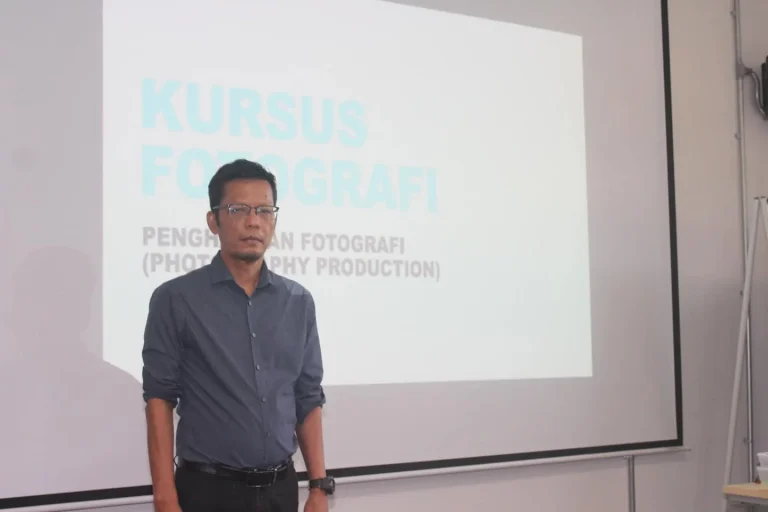 Coach Adi Zain presenting photography fundamentals