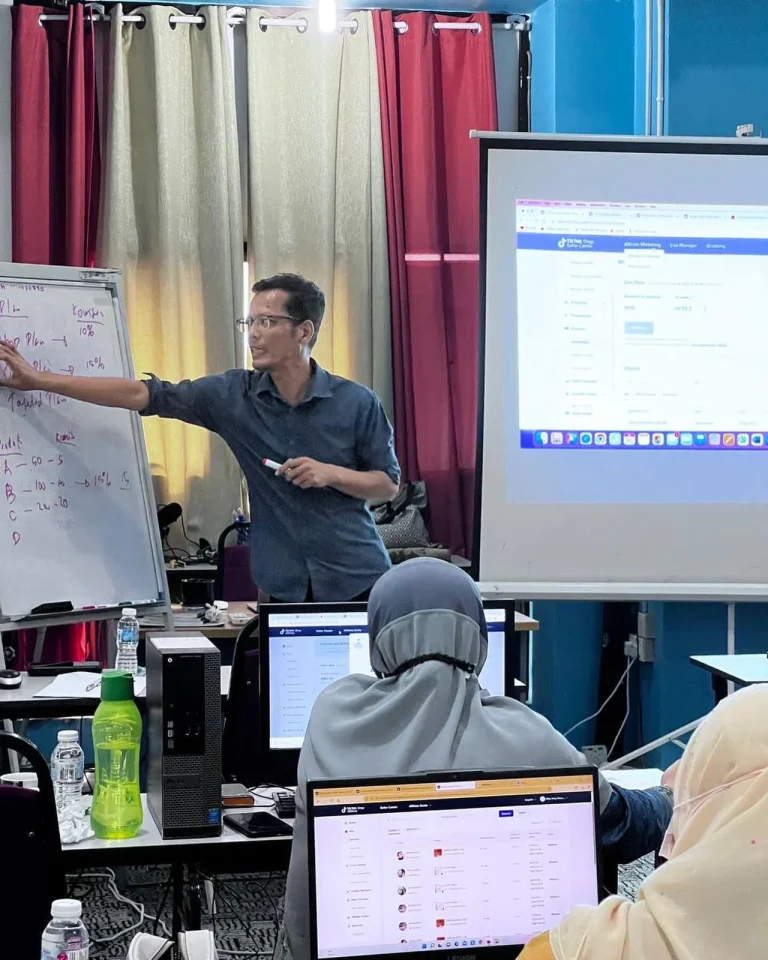 Coach Adi Zain conducting a TikTok marketing workshop