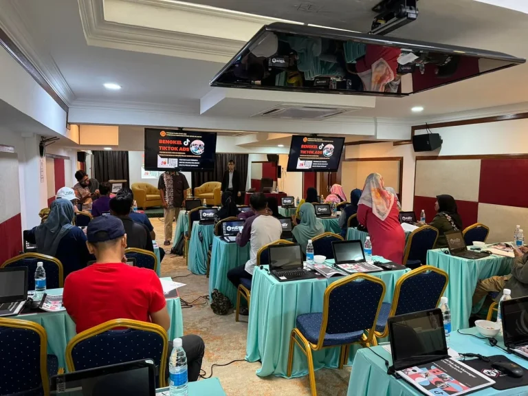 Participants learning TikTok marketing in a classroom