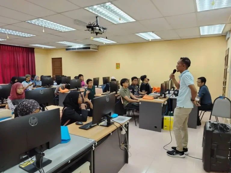 Participants learning website development in a computer workshop