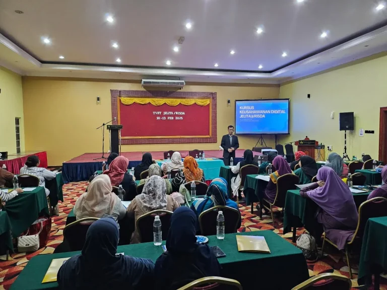 Participants learning digital entrepreneurship skills